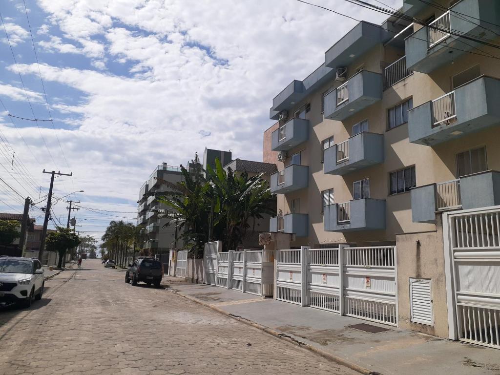 a building on the side of a street at Apartamento 100 metros da Praia Grande/Ubatuba/SP in Ubatuba