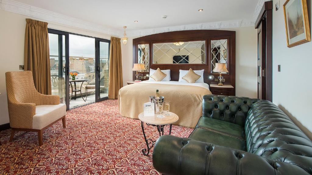 um quarto de hotel com uma cama e um sofá em The George Street Hotel em Oxford
