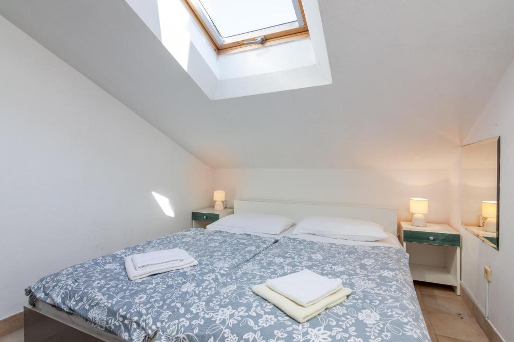 Postel nebo postele na pokoji v ubytování Apartments with WiFi Rovinj - 9702