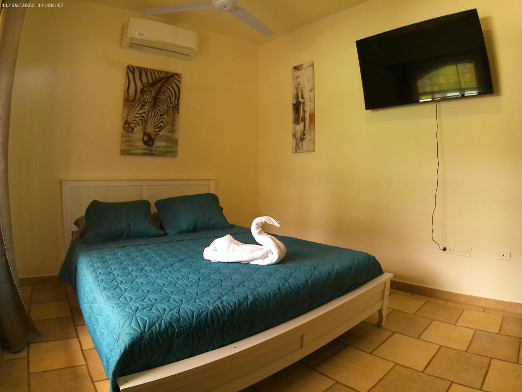 a bedroom with a bed with a swan on it at Apartamento Costa luna in Jacó