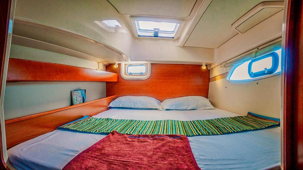 een groot bed achterin een boot bij Sabba Whitesand Catamaran in Fodhdhoo