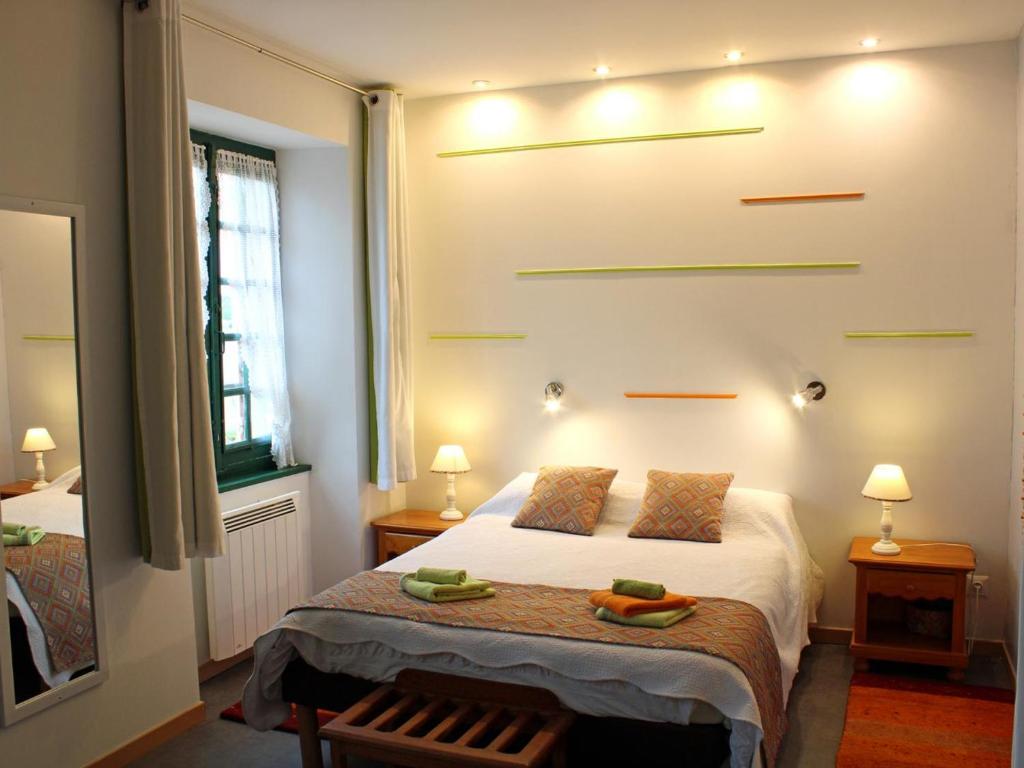 Postel nebo postele na pokoji v ubytování Grande maison rénovée avec jardin clos, idéale pour familles et amis, équipements variés, animaux acceptés - FR-1-489-50