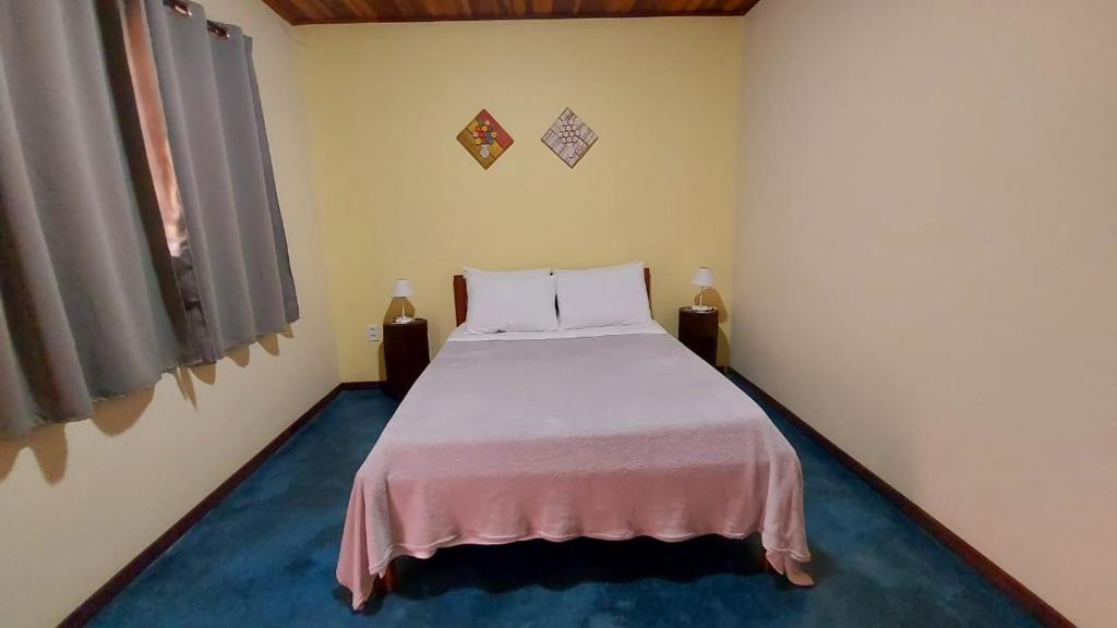 Postel nebo postele na pokoji v ubytování Chalés Flor de Manacá