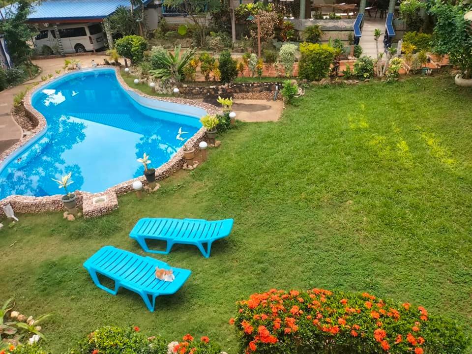 Bazén v ubytování Princess of Coron Austrian Resort nebo v jeho okolí