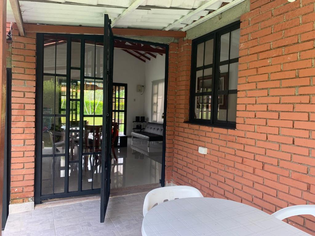 Siseõu või muu väliala majutusasutuses Moderna cabaña en Viterbo con Aire AC y Piscina