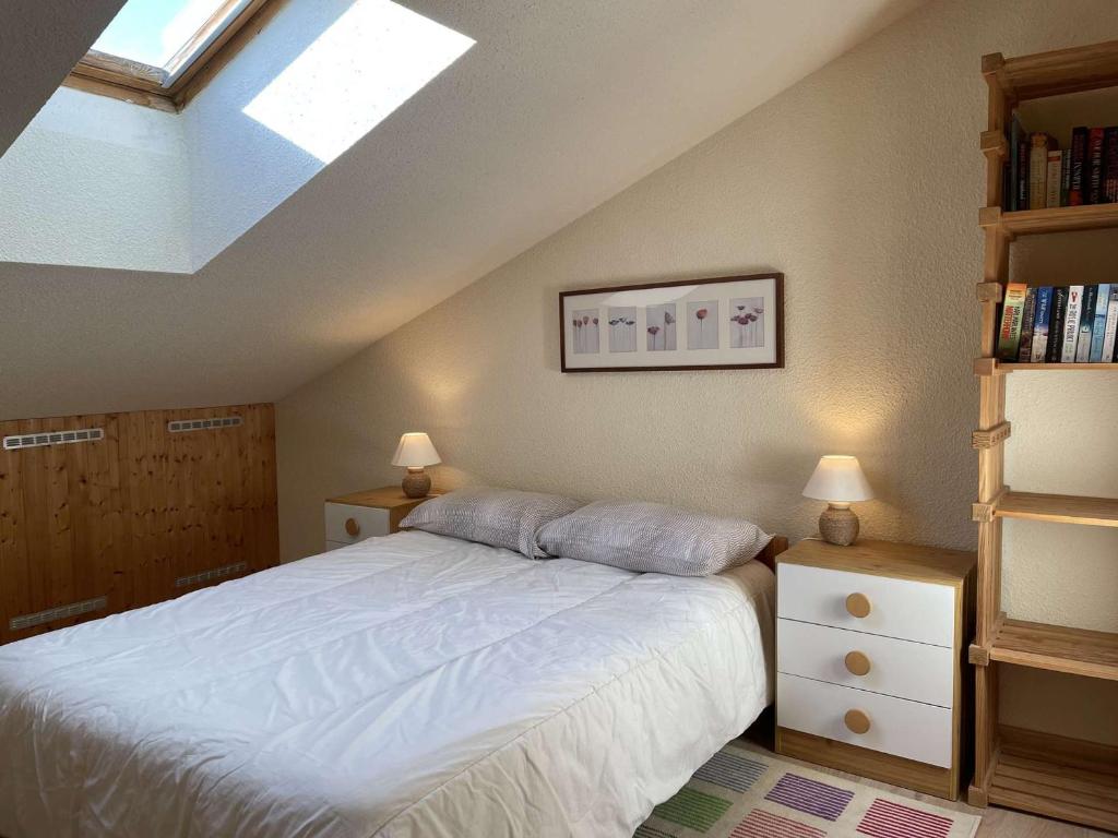 Posteľ alebo postele v izbe v ubytovaní Appartement cosy 6 pers à Montgenèvre, pied des pistes, parking, proche centre et ESF - FR-1-330D-131