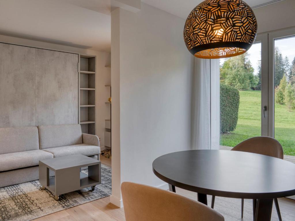 Photo de la galerie de l'établissement Studio rénové avec terrasse à Megève - Proche pistes et golf, parking et wifi inclus - FR-1-453-299, à Megève