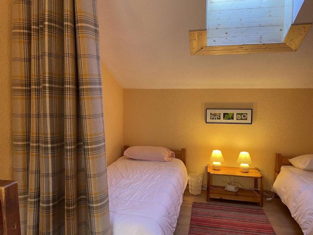 Posteľ alebo postele v izbe v ubytovaní Appartement cosy 6 pers à Montgenèvre, pied des pistes, parking, proche centre et ESF - FR-1-330D-131