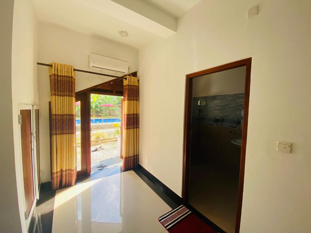 The Kingslayer Resort - 3