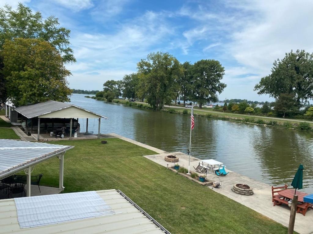 Sunset Hideaway 3 bedroom, waterfront, boat dock, nearby boat launch