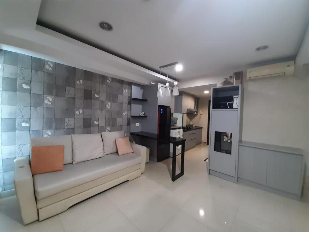 Kuchyň nebo kuchyňský kout v ubytování Cozy Tamansari Hive Cawang by Bonzela Property