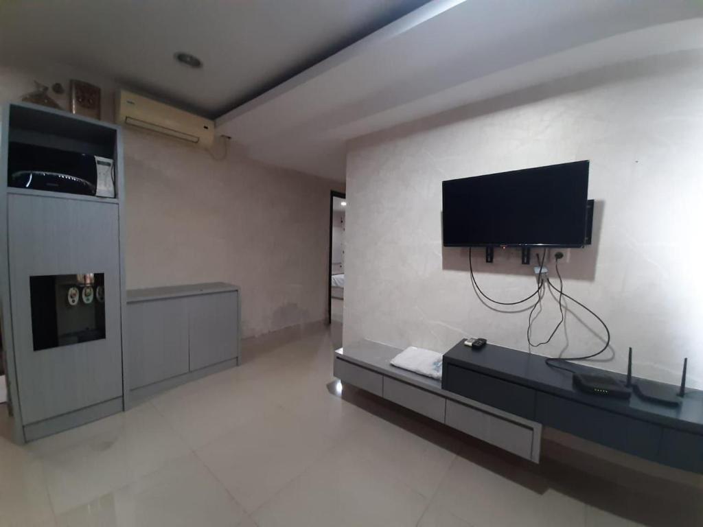 TV a/nebo společenská místnost v ubytování Cozy Tamansari Hive Cawang by Bonzela Property