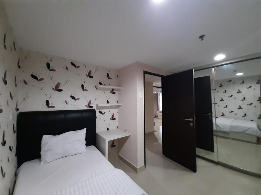 Postel nebo postele na pokoji v ubytování Cozy Tamansari Hive Cawang by Bonzela Property