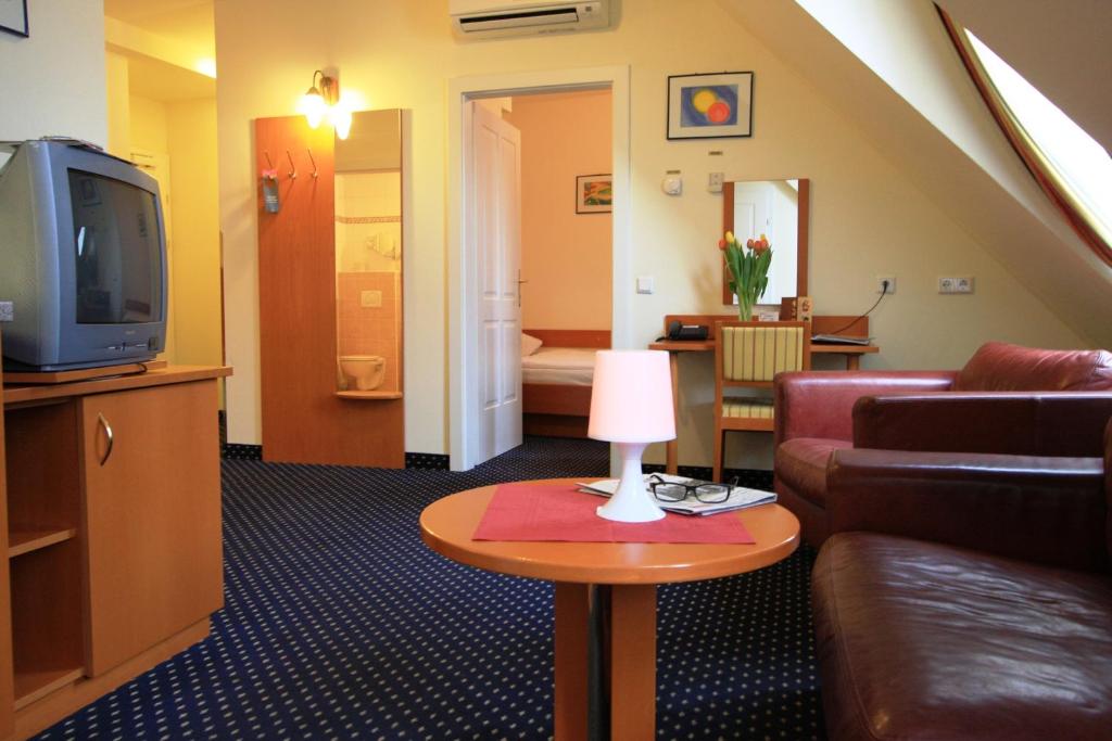 TV a/nebo společenská místnost v ubytování Suite Hotel 900 m zur Oper