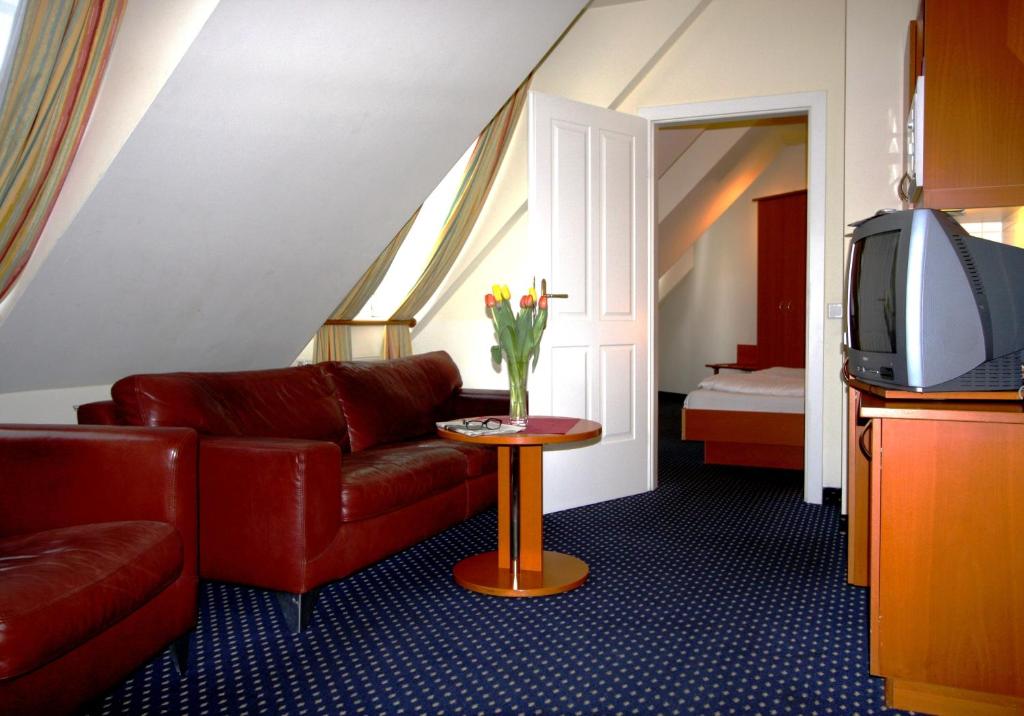 TV a/nebo společenská místnost v ubytování Suite Hotel 900 m zur Oper