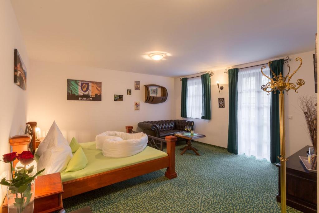 a living room with a bed and a couch at Vitusfort Doppelzimmer Dublin in Füssen
