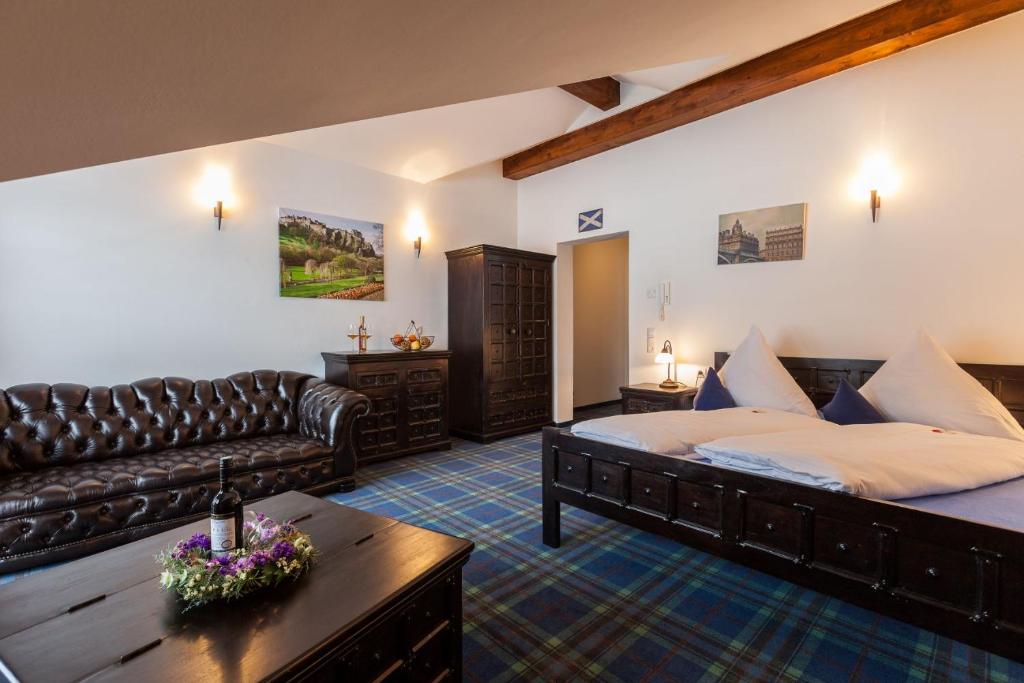 Un pat sau paturi într-o cameră la Vitusfort Doppelzimmer Edinburgh