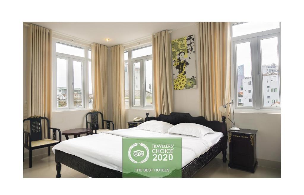 Giường trong phòng chung tại Hue Nino Hotel