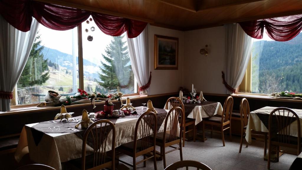 Nespecifikovaný výhled na hory nebo výhled na hory při pohledu z hotelu