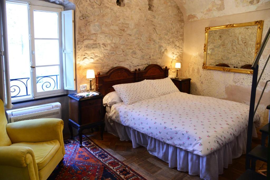 A bed or beds in a room at La Terrazza di Vico Olivi B&B