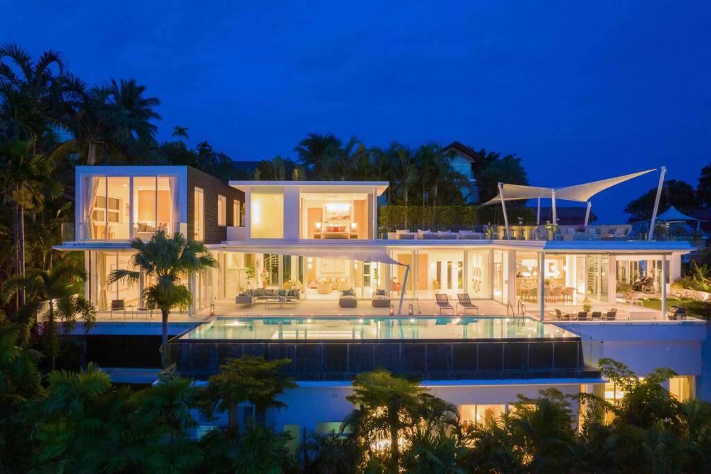 Fotografija v galeriji nastanitve Indulge in Your Dream Getaway at Gemini Villa 6 Bedrooms, Private Beach, and Yamu Pier Sea Views v mestu Phuket Town
