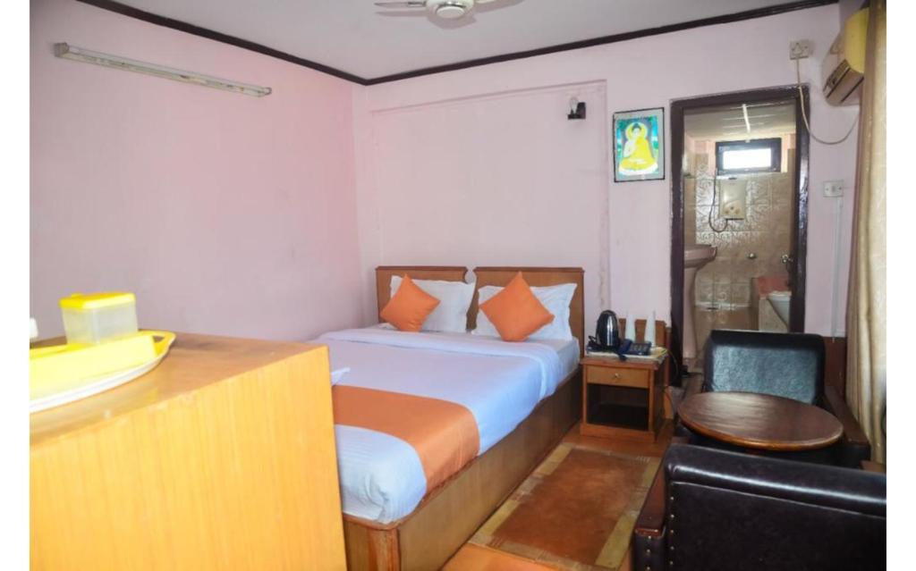 Llit o llits en una habitació de Hotel Travel Inn