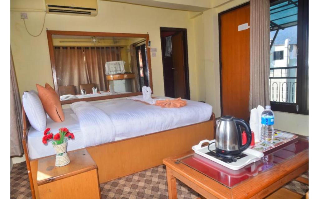 Llit o llits en una habitació de Hotel Travel Inn