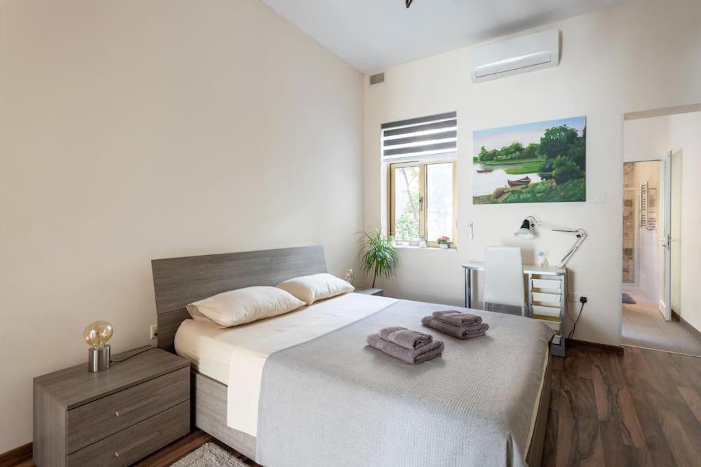 Postel nebo postele na pokoji v ubytování Modern stylish flat near Valletta and Sliema!