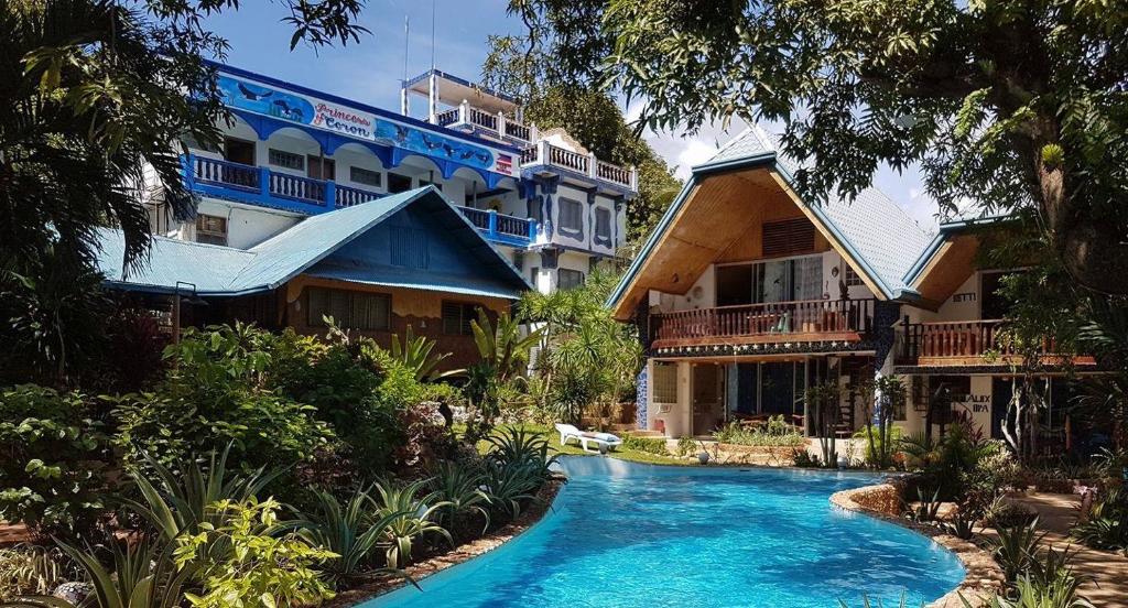 Bazén v ubytování Princess of Coron Austrian Resort nebo v jeho okolí