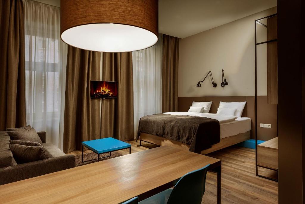 プラハにあるAvenue Legerova 19のベッドルーム1室(ベッド1台付)、リビングルームが備わります。