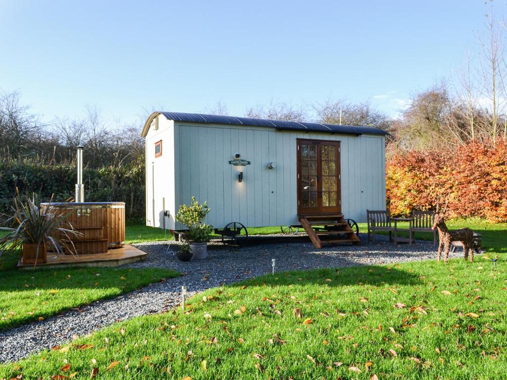 a shed with a bench and a giraffe in a yard at Mayflower - Uk41003 in Pocklington