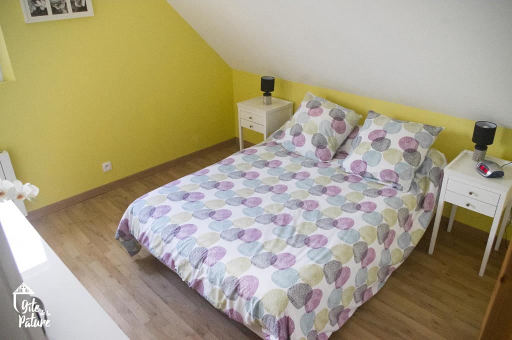 Posteľ alebo postele v izbe v ubytovaní Gîte de la Pâture