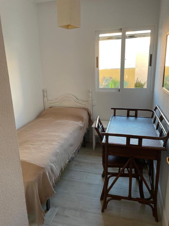 A bed or beds in a room at La Aldea de Puerto Rey - apartamento a 300 metros del mar con wifi y parking