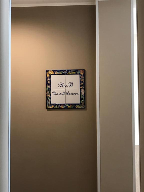 a sign on the wall of a room at B&B Via dell'Azzurra in Bari