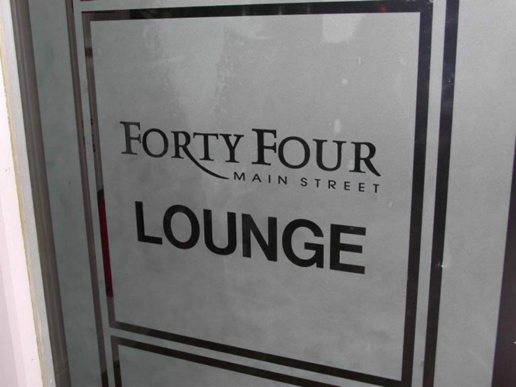 Majutusasutuses Forty Four Main Street olev sertifikaat, autasu, silt või muu dokument