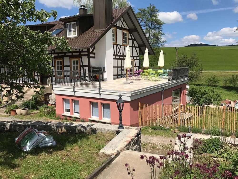 ein Haus mit einem Zaun davor in der Unterkunft Ferienwohnungen Grundmühle in Nordheim vor der Rhön
