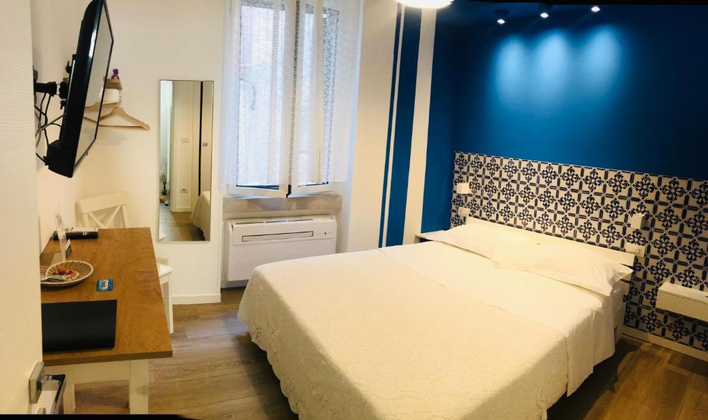 a bedroom with a bed and a blue wall at B&B Via dell'Azzurra in Bari