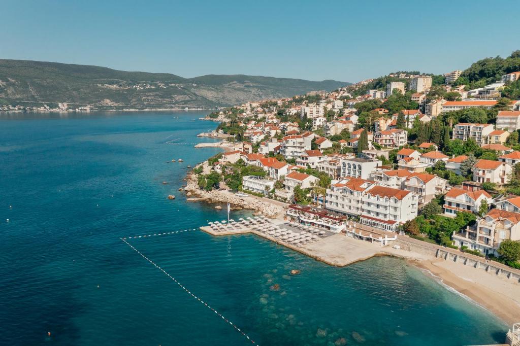 una vista aérea de una ciudad sobre el agua en Hotel Perla - Annexes, en Herceg-Novi