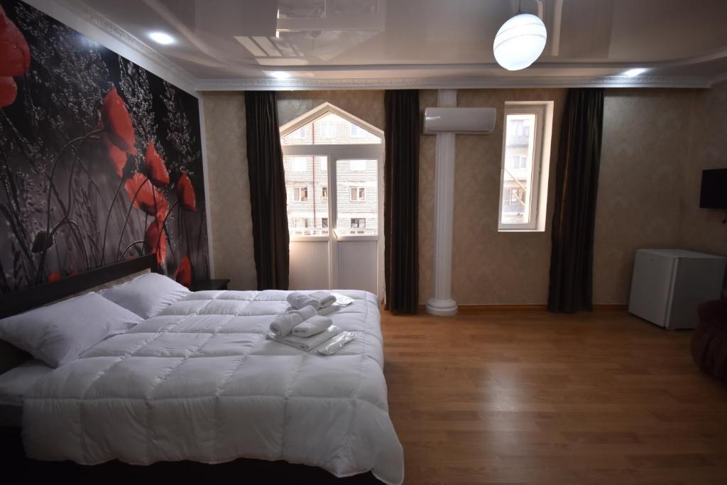 een slaapkamer met een bed met een teddybeer erop bij HOTEL SAMEGRELO in Zugdidi