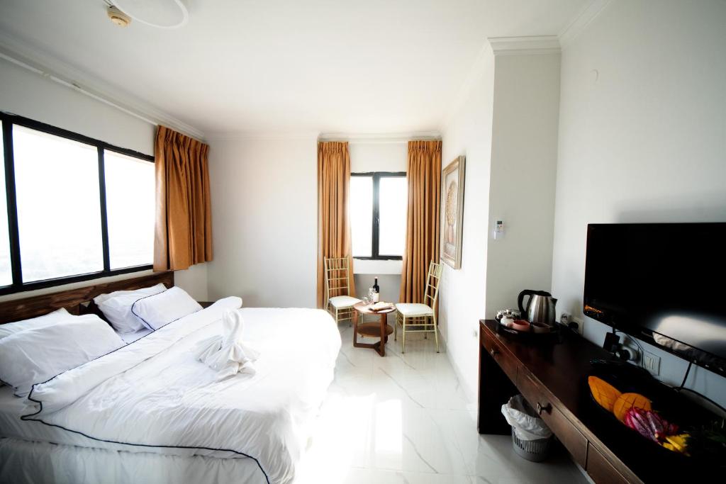 um quarto com uma cama e uma televisão de ecrã plano em Haifa Peak em Haifa