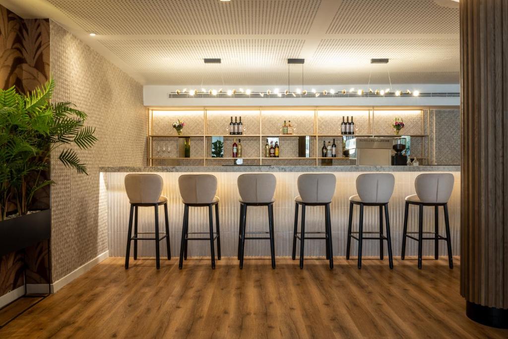 Lounge nebo bar v ubytování Astral Village Hotel