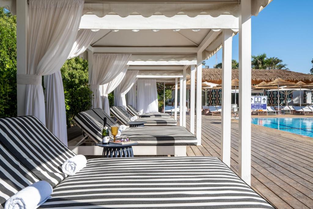 Bazén v ubytování Astral Village Hotel nebo v jeho okolí