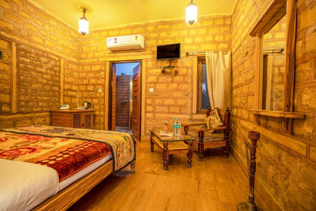 Postel nebo postele na pokoji v ubytování Hotel The Silk Route
