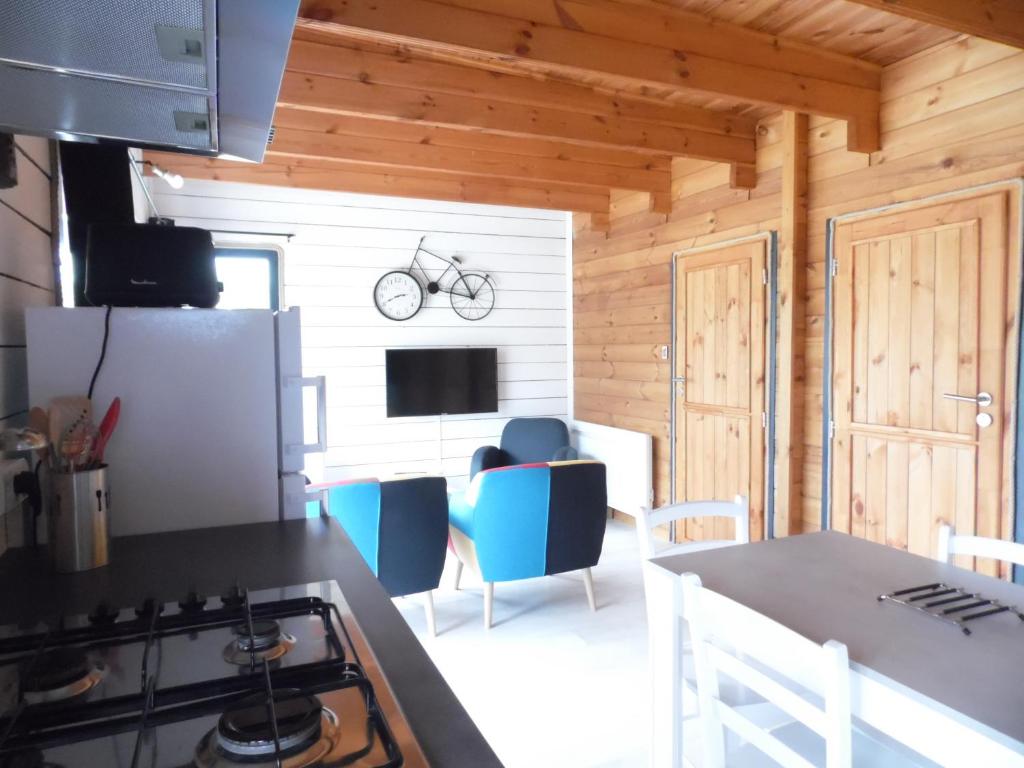 Kuchyňa alebo kuchynka v ubytovaní Chalet cosy climatisé avec parking et Internet