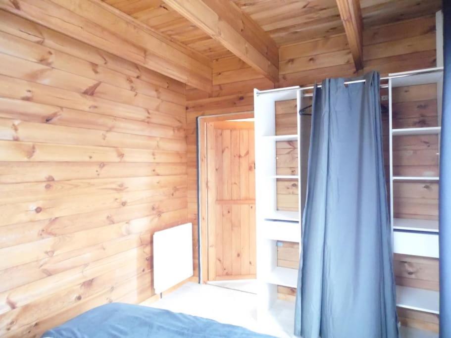 Posteľ alebo postele v izbe v ubytovaní Chalet cosy climatisé avec parking et Internet