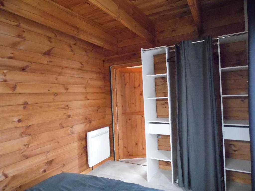 Posteľ alebo postele v izbe v ubytovaní Chalet cosy climatisé avec parking et Internet