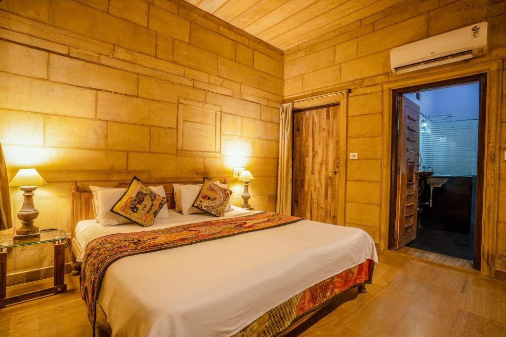 Postel nebo postele na pokoji v ubytování Hotel The Silk Route