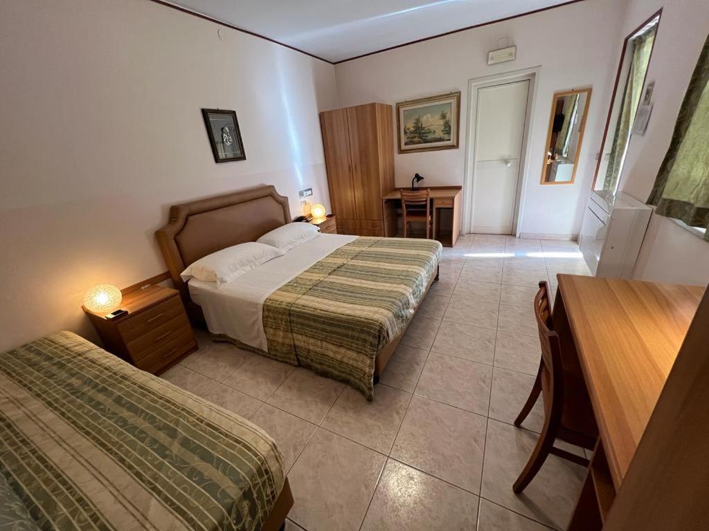 Postel nebo postele na pokoji v ubytování HOTEL MARE PINETA
