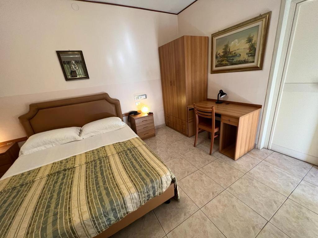 Postel nebo postele na pokoji v ubytování HOTEL MARE PINETA
