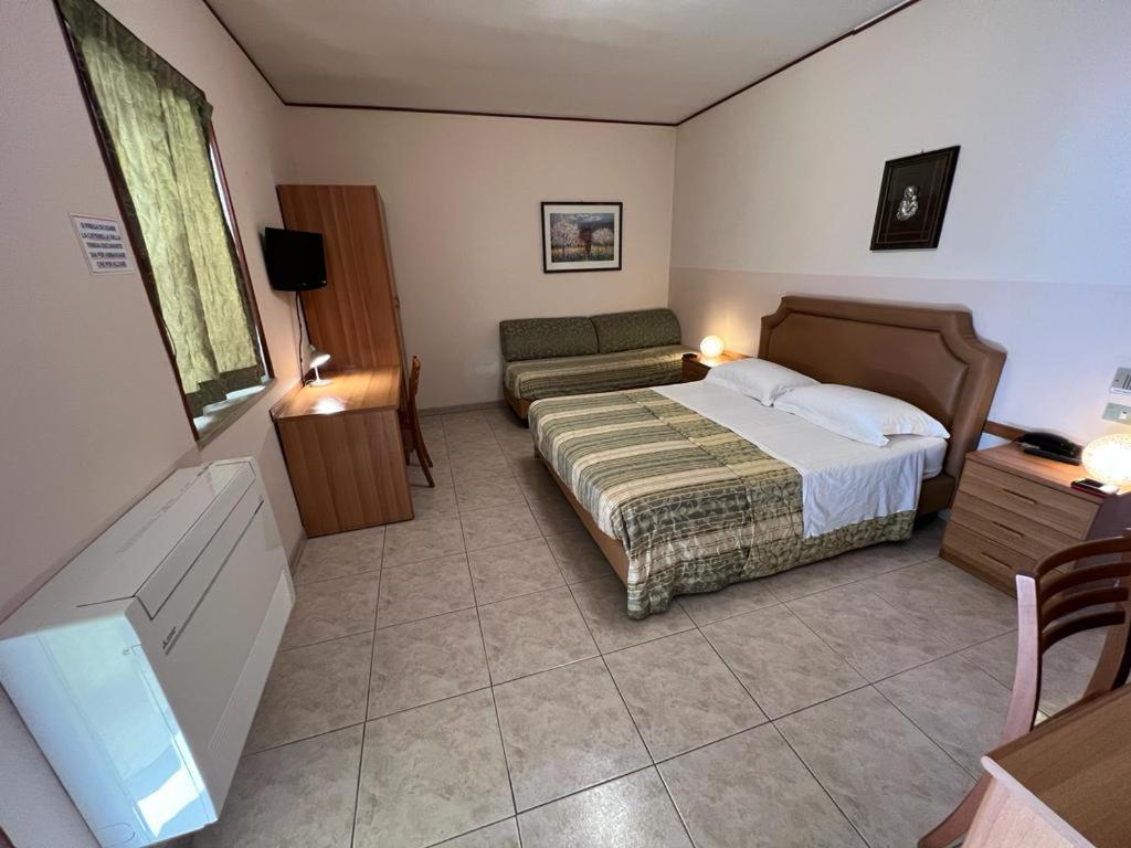 Postel nebo postele na pokoji v ubytování HOTEL MARE PINETA